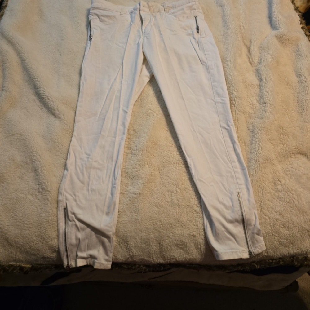 082325 attention skinnyfit size 8  98% cotton white jeans with zippers on leggs